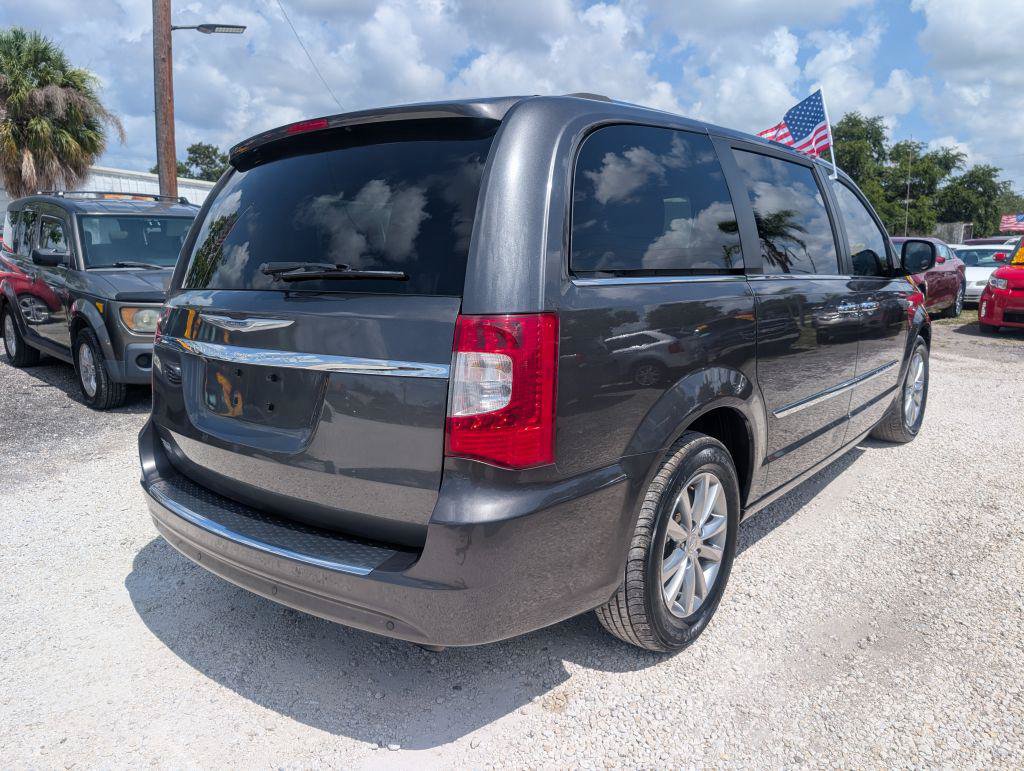 Used 2014 Chrysler Town & Country Touring-L FWD image 7