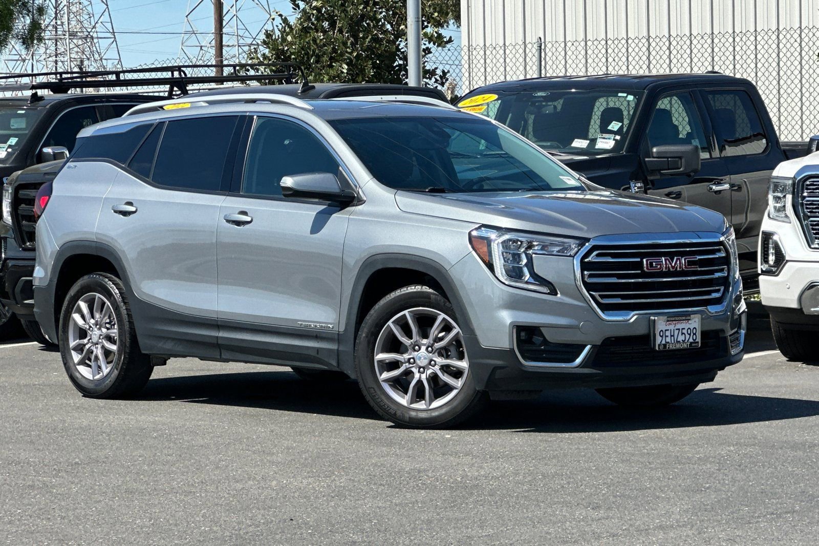 Used 2023 GMC Terrain SLT image 2