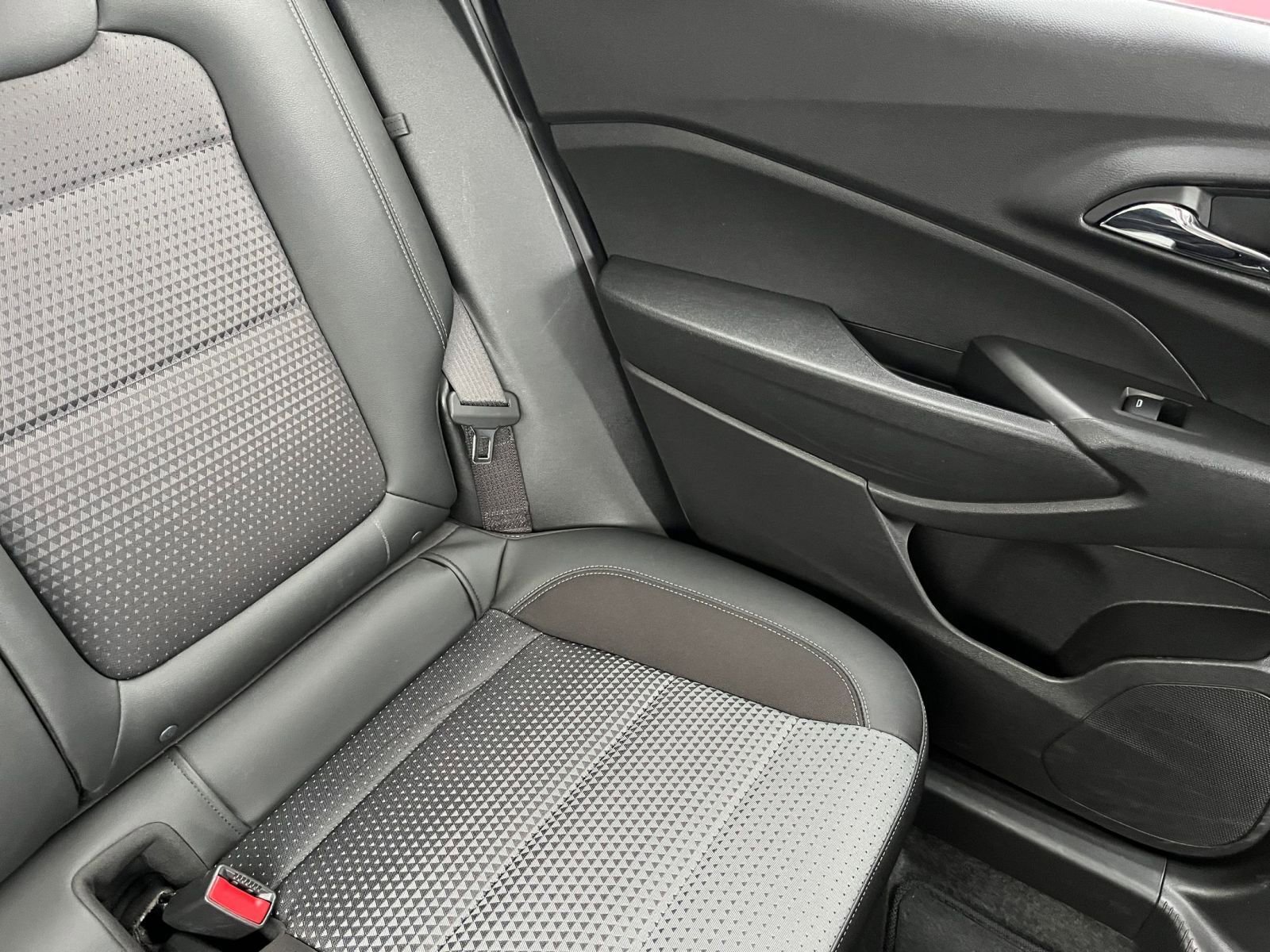 Used 2025 Chevrolet Trax LT w/ LT Convenience Package FWD image 36