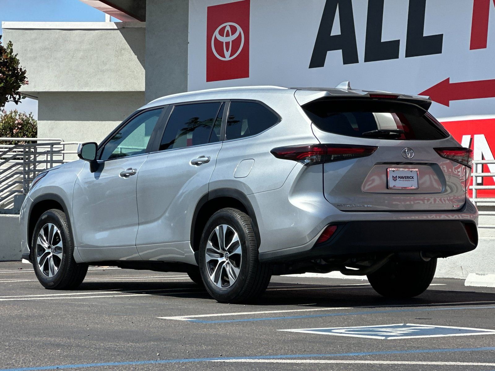 Used 2025 Toyota Highlander XLE FWD image 3