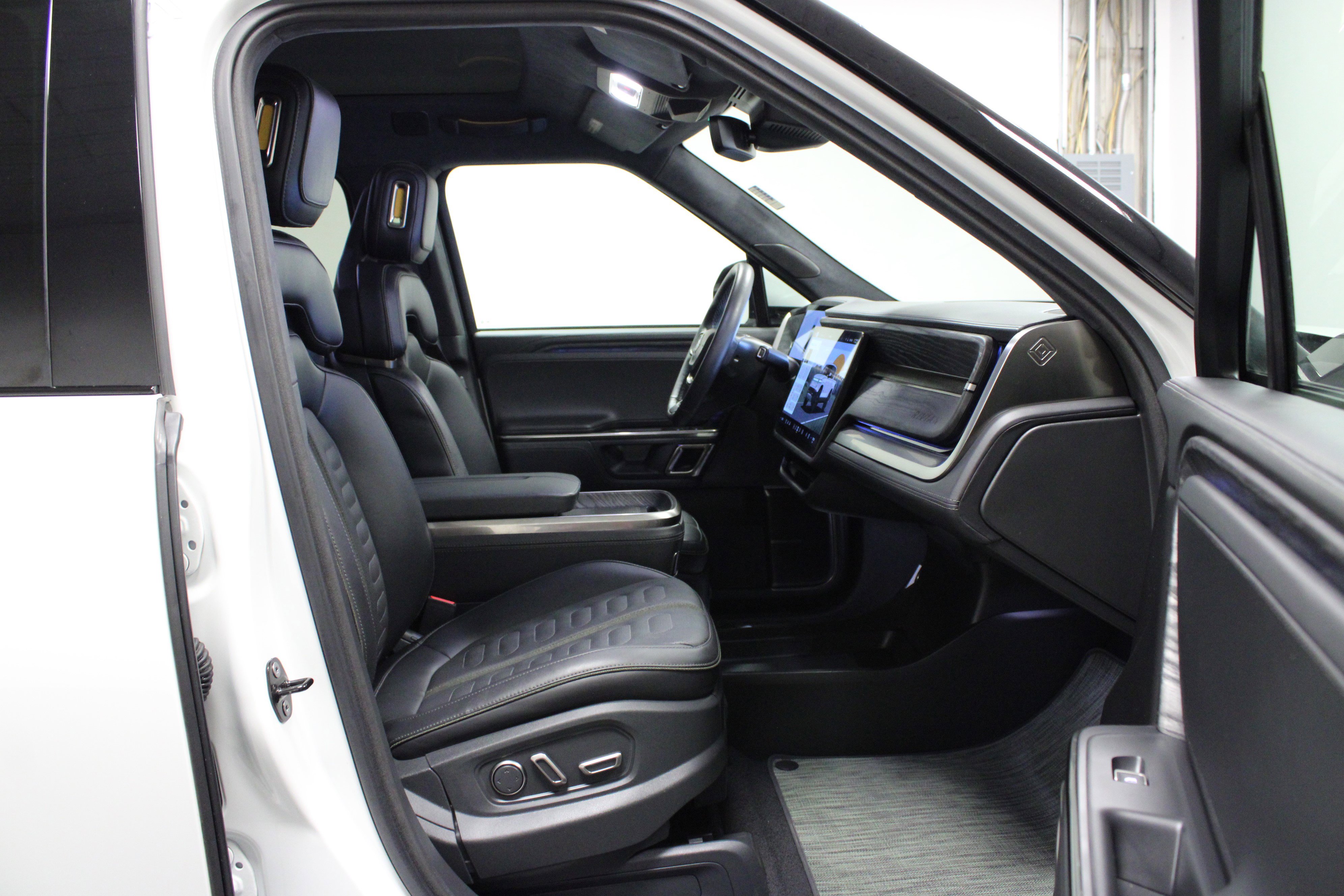 Used 2022 Rivian R1T Adventure image 16