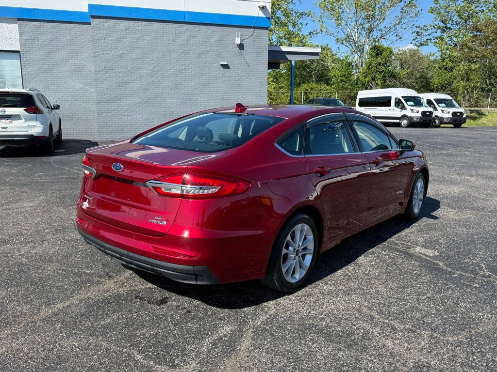 Used 2019 Ford Fusion SE FWD image 2