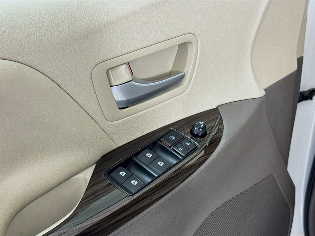 Used 2016 Toyota Sienna XLE image 16