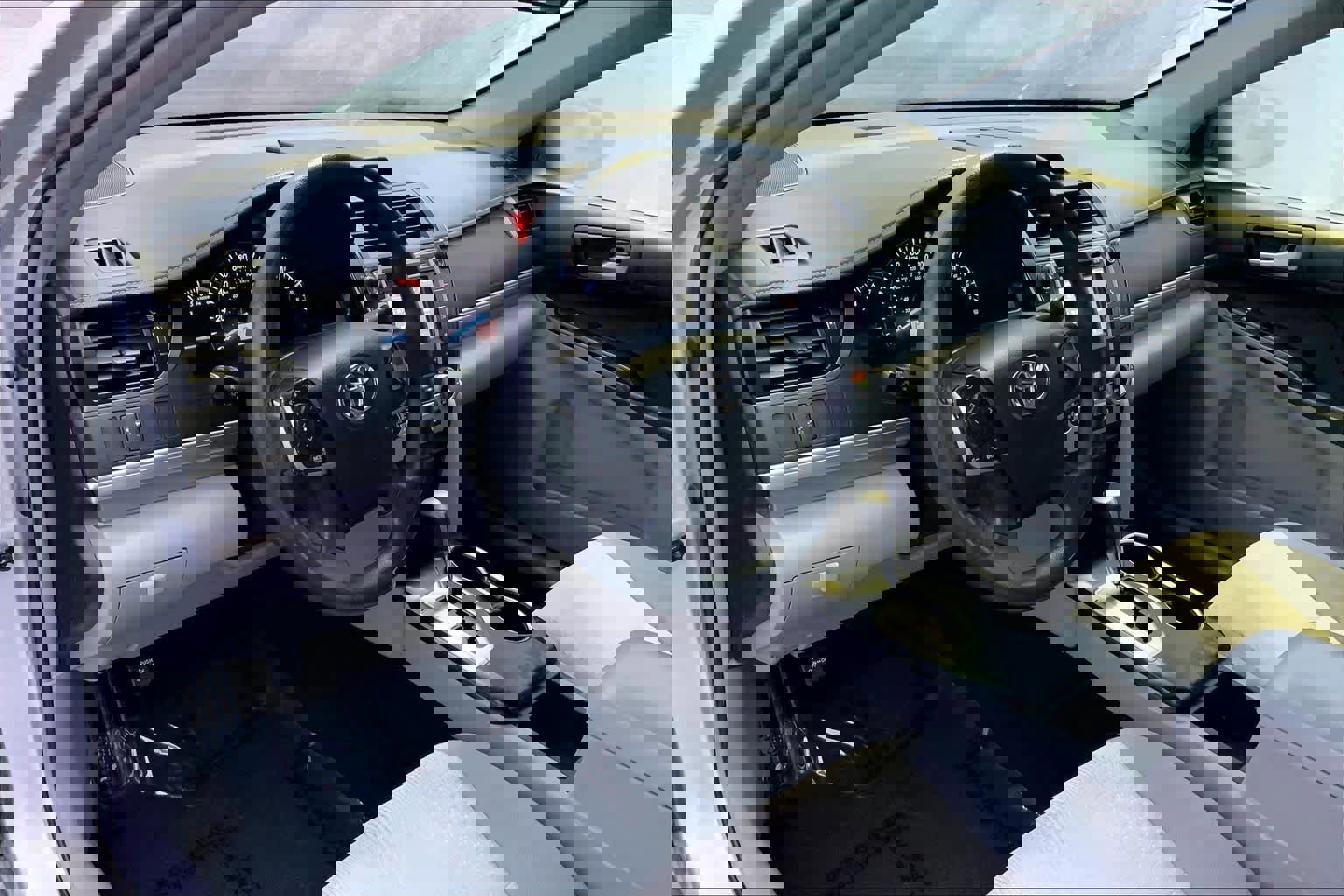 Used 2014 Toyota Camry L image 17