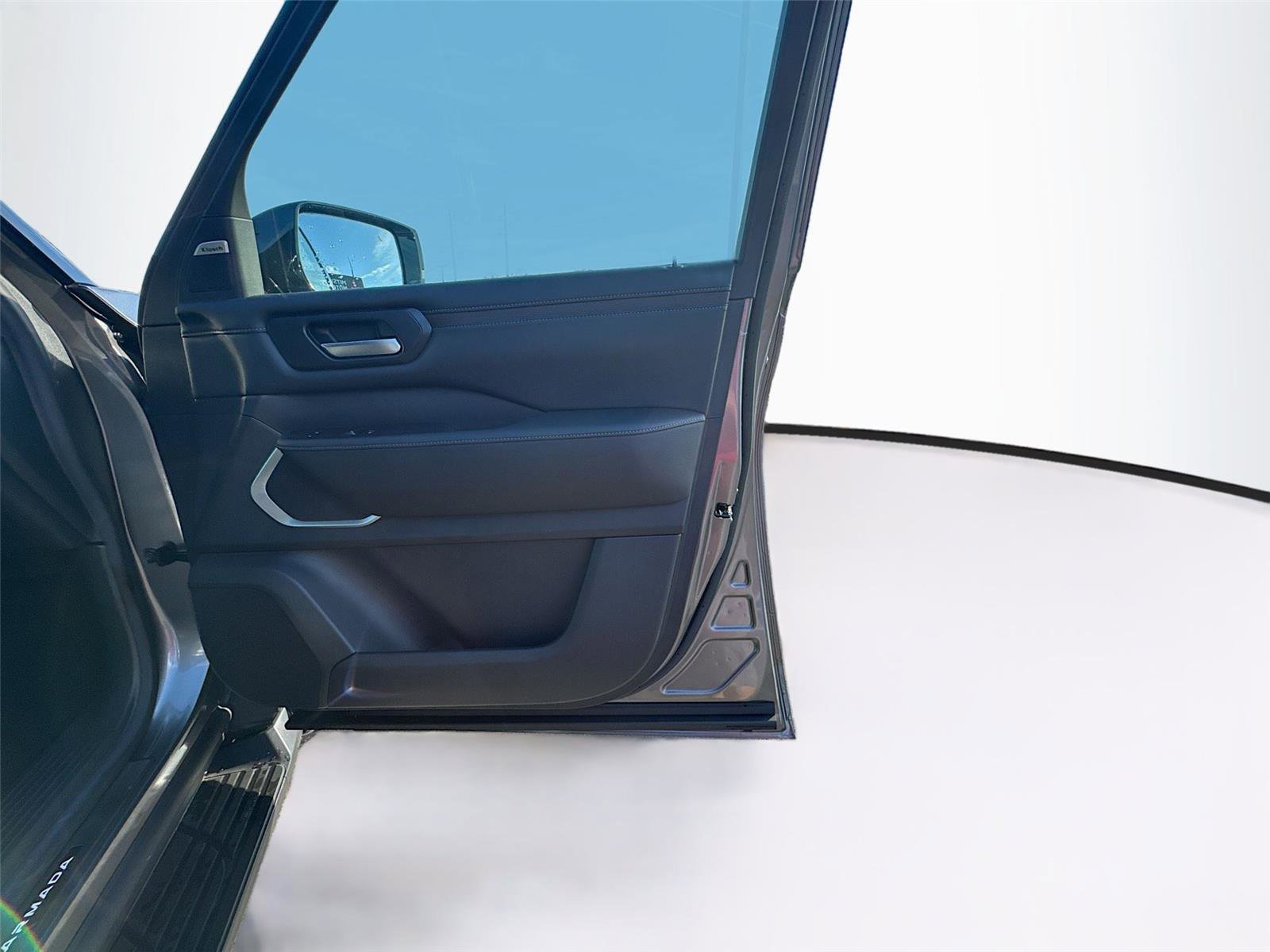 Used 2025 Nissan Armada Platinum image 9