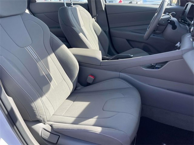 Certified 2025 Hyundai Elantra Sport image 23