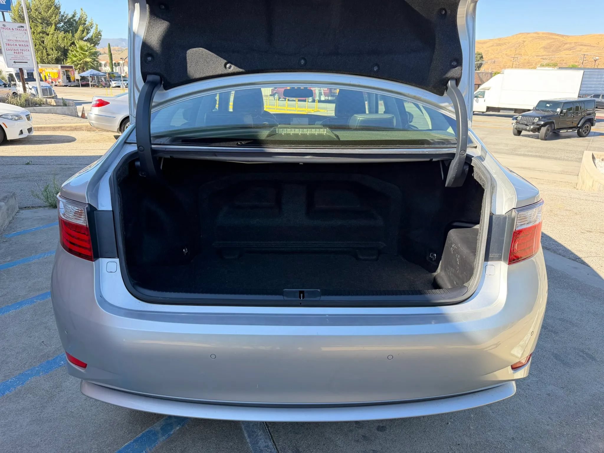 Used 2014 Lexus ES 300h w/ Premium Package w/Bamboo Trim FWD image 26