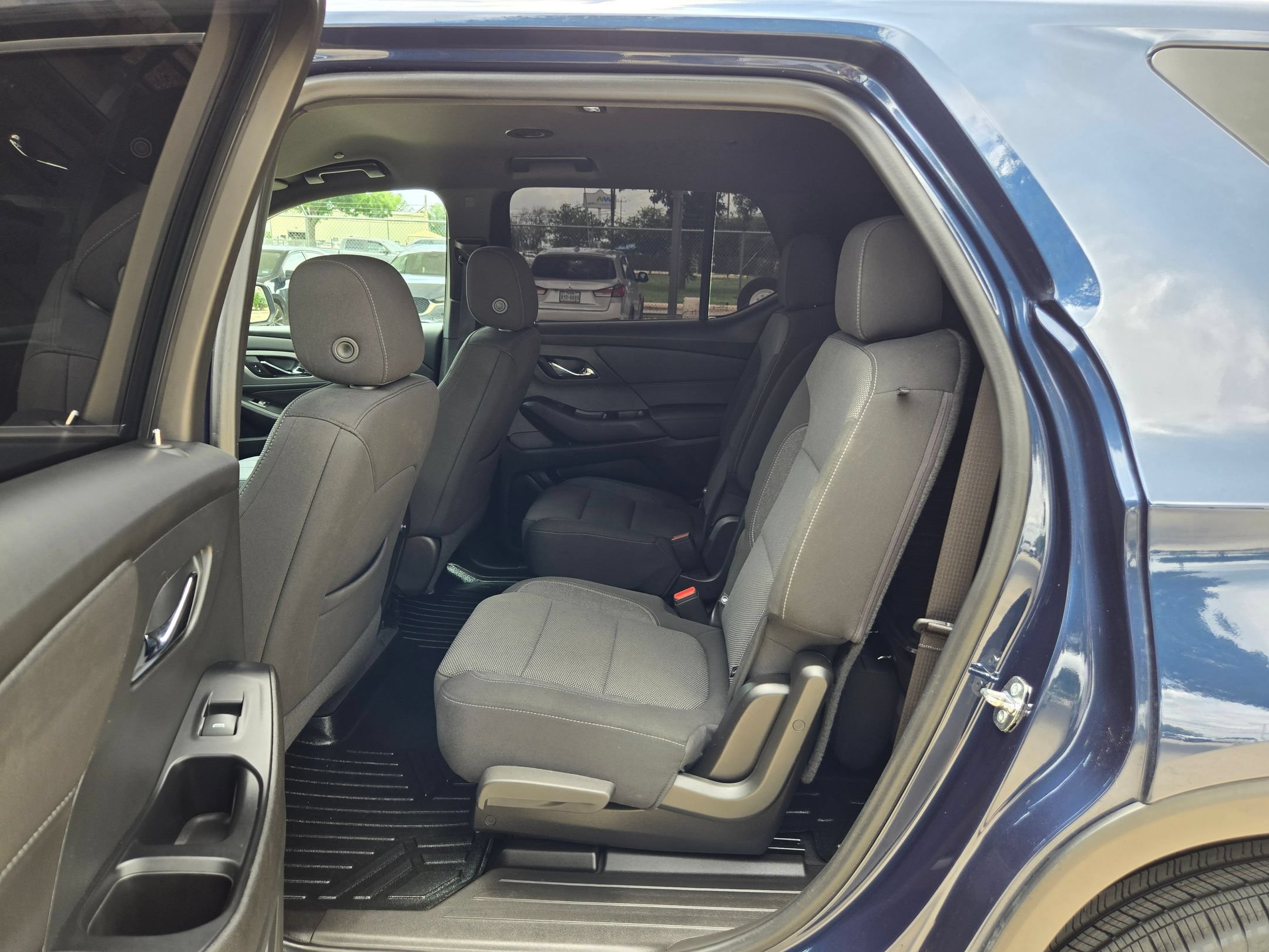 Used 2022 Chevrolet Traverse LT FWD image 21