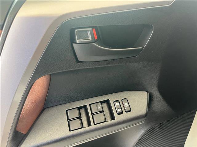 Used 2018 Toyota RAV4 LE w/ Carpet Mat Package FWD image 16