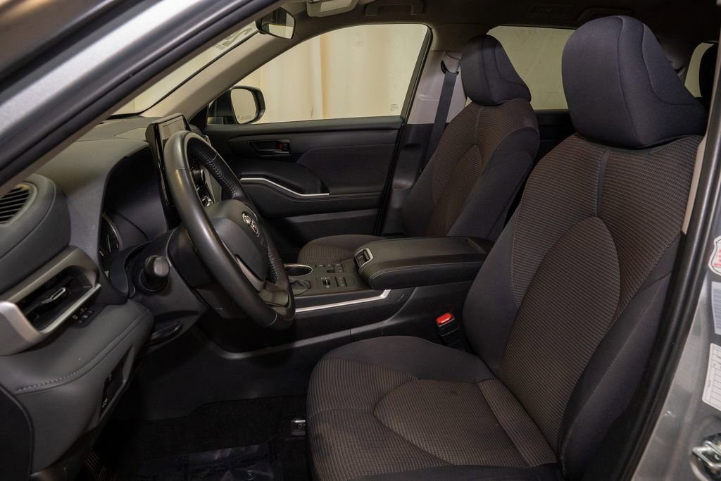 Used 2024 Toyota Highlander LE image 12