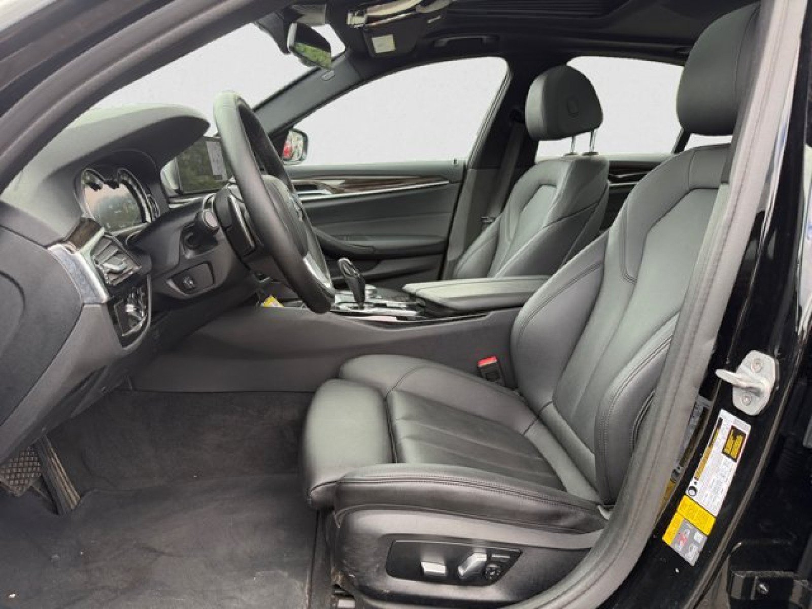 Used 2019 BMW 530e xDrive AWD/4WD image 10