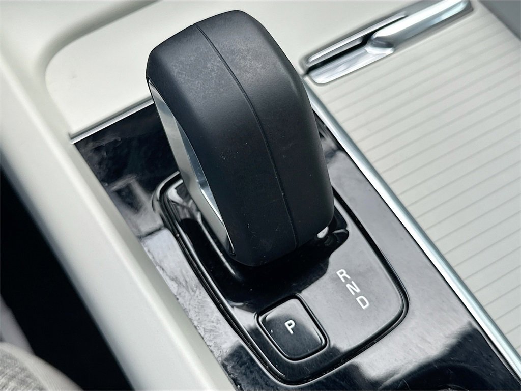 Used 2022 Volvo XC60 B5 Momentum image 18