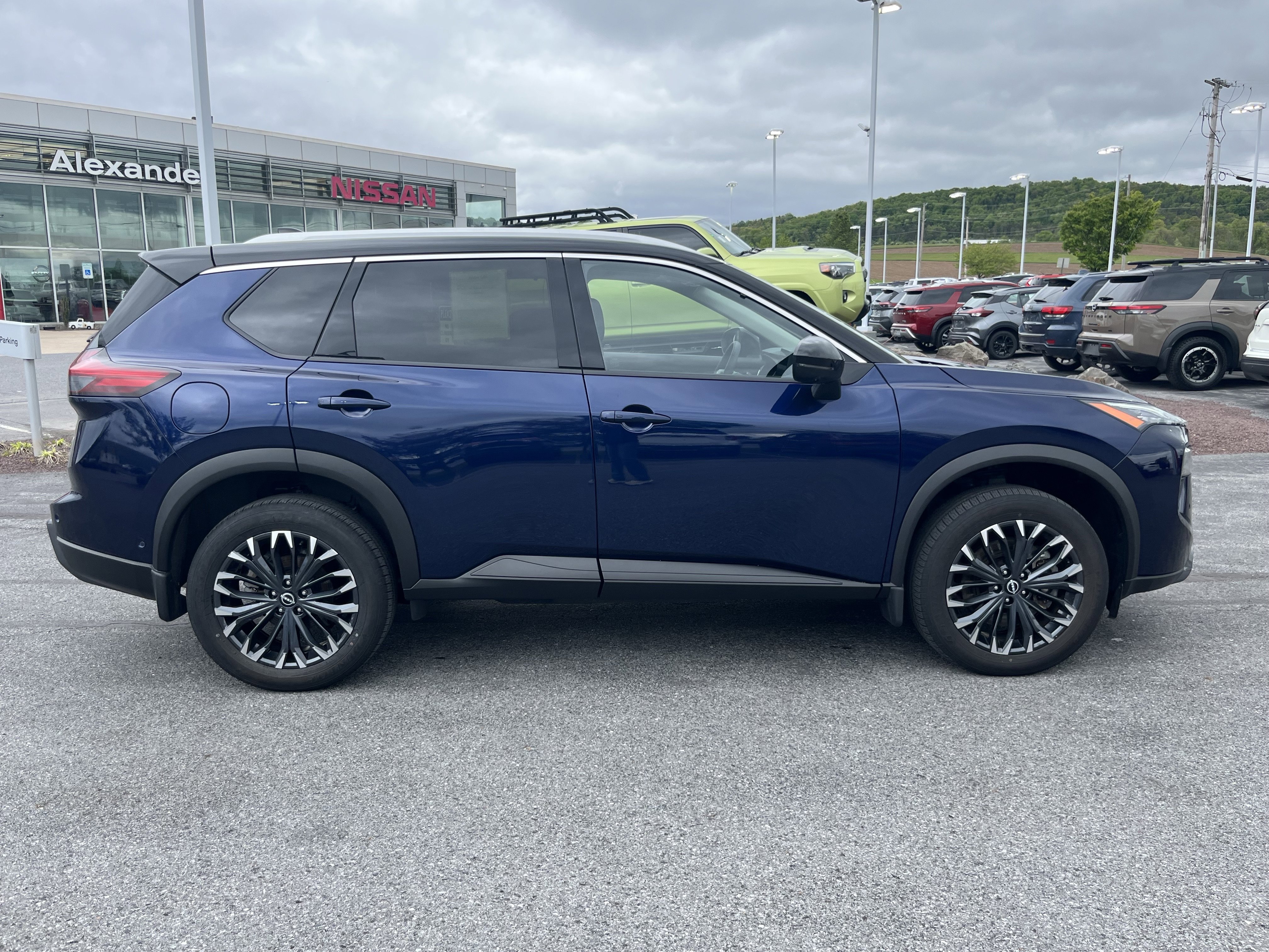 Used 2025 Nissan Rogue SL w/ Tech Package AWD/4WD image 2