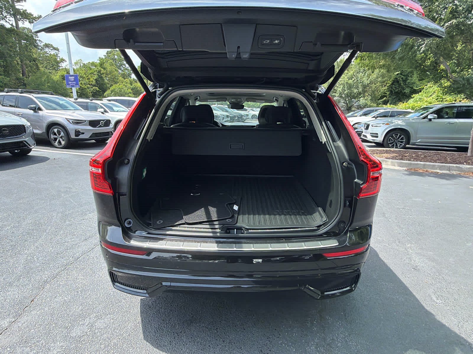 Used 2024 Volvo XC60 B5 Plus w/ Protection Package Premier AWD/4WD image 22