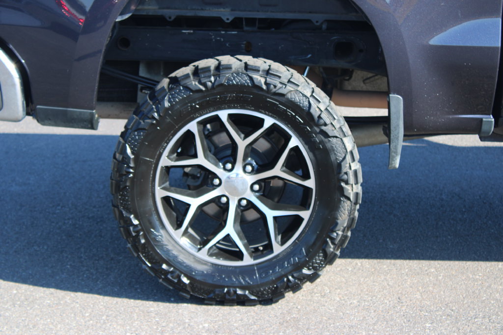 Used 2022 Chevrolet Silverado 1500 LT w/ Z71 Off-Road Package AWD/4WD image 13
