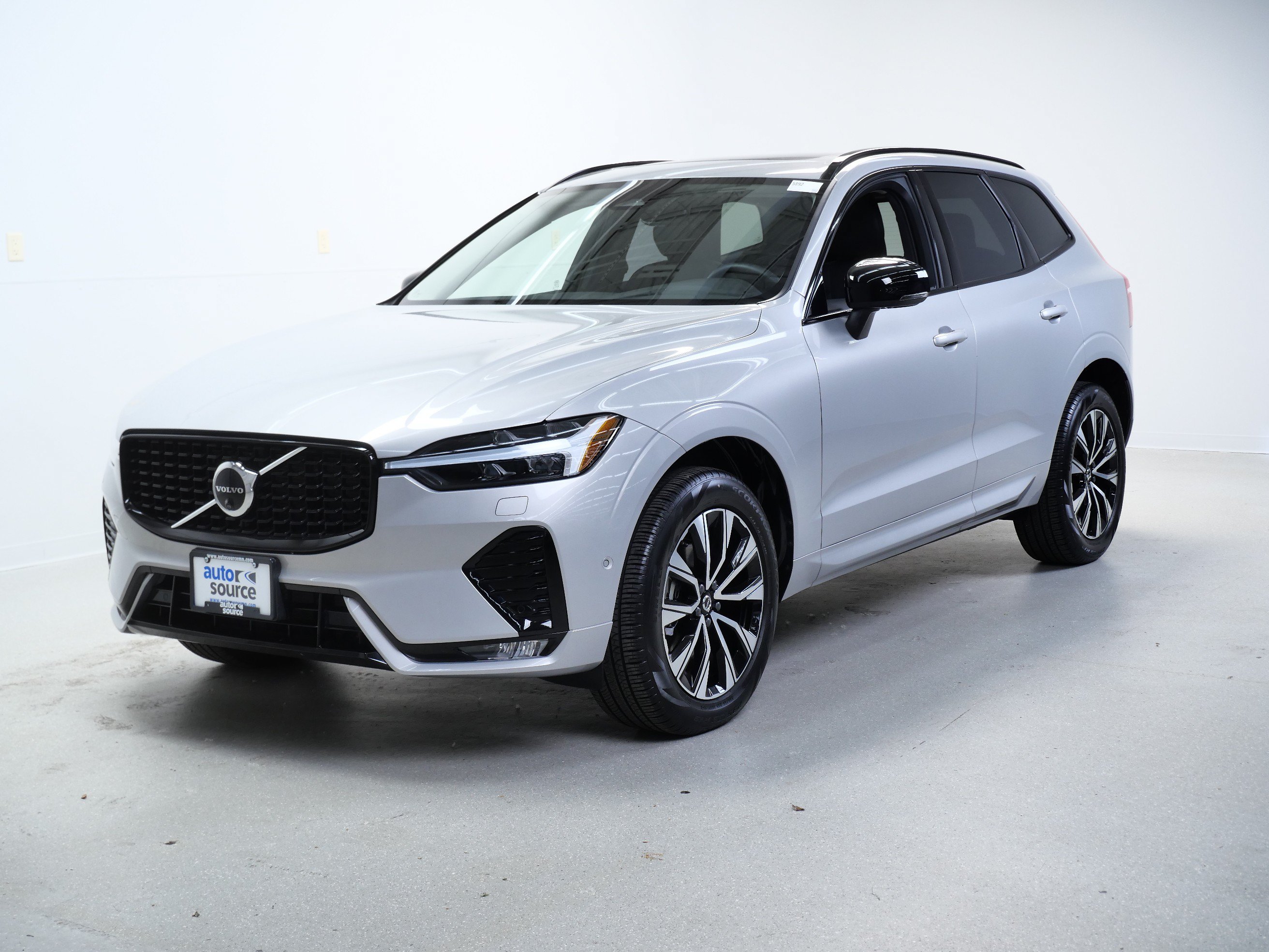 Used 2025 Volvo XC60 B5 Plus w/ Climate Package AWD/4WD image 9