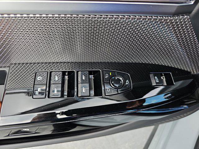 New 2026 BMW 750e xDrive w/ Executive Package image 28