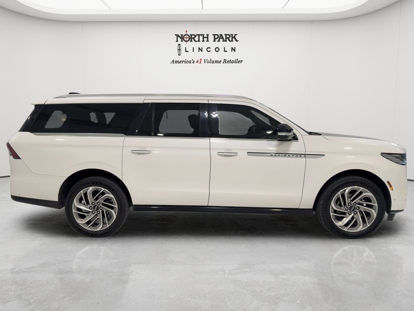 Used 2025 Lincoln Navigator L Reserve AWD/4WD image 6