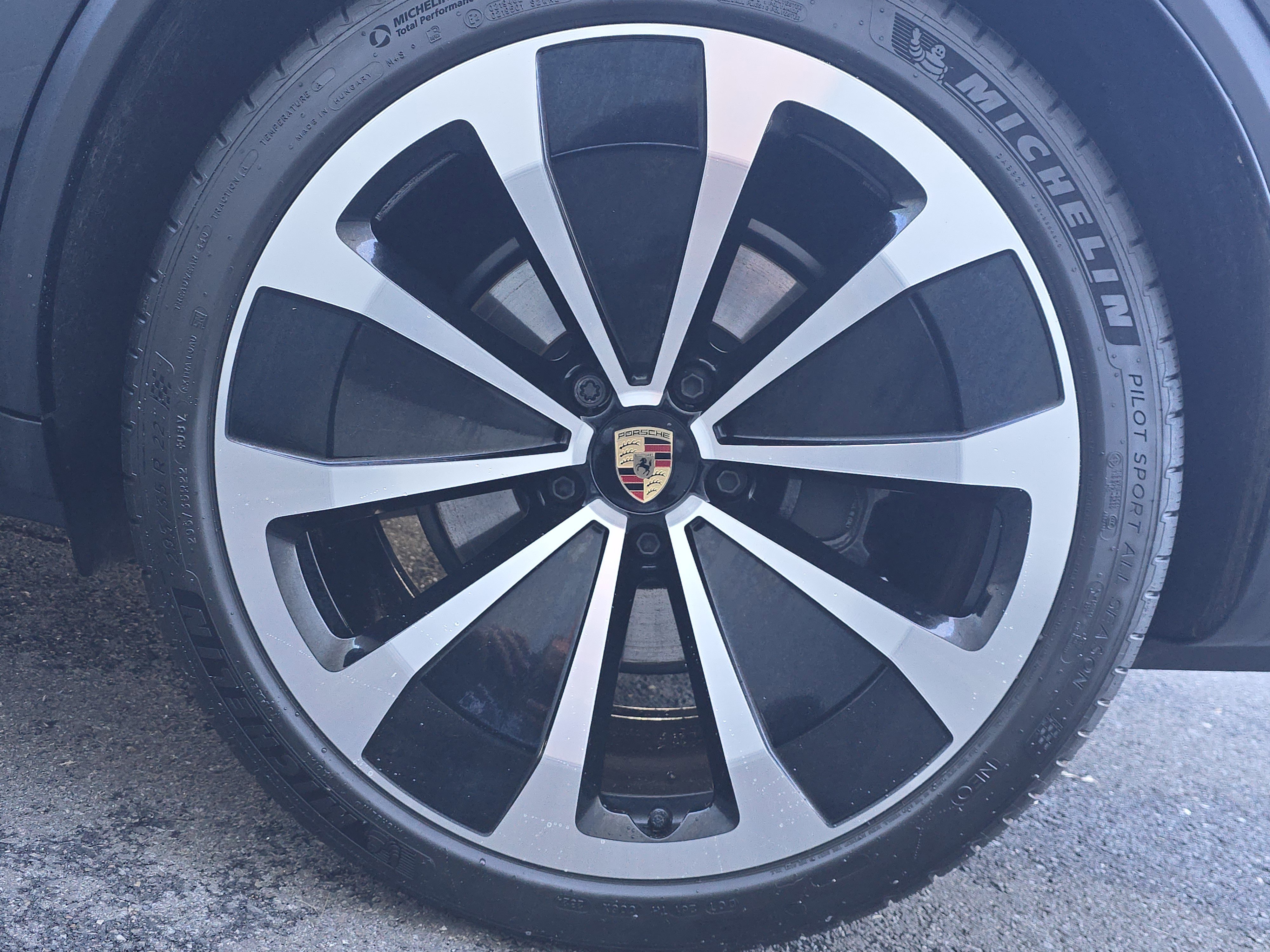 Certified 2024 Porsche Macan 4 Electric image 27