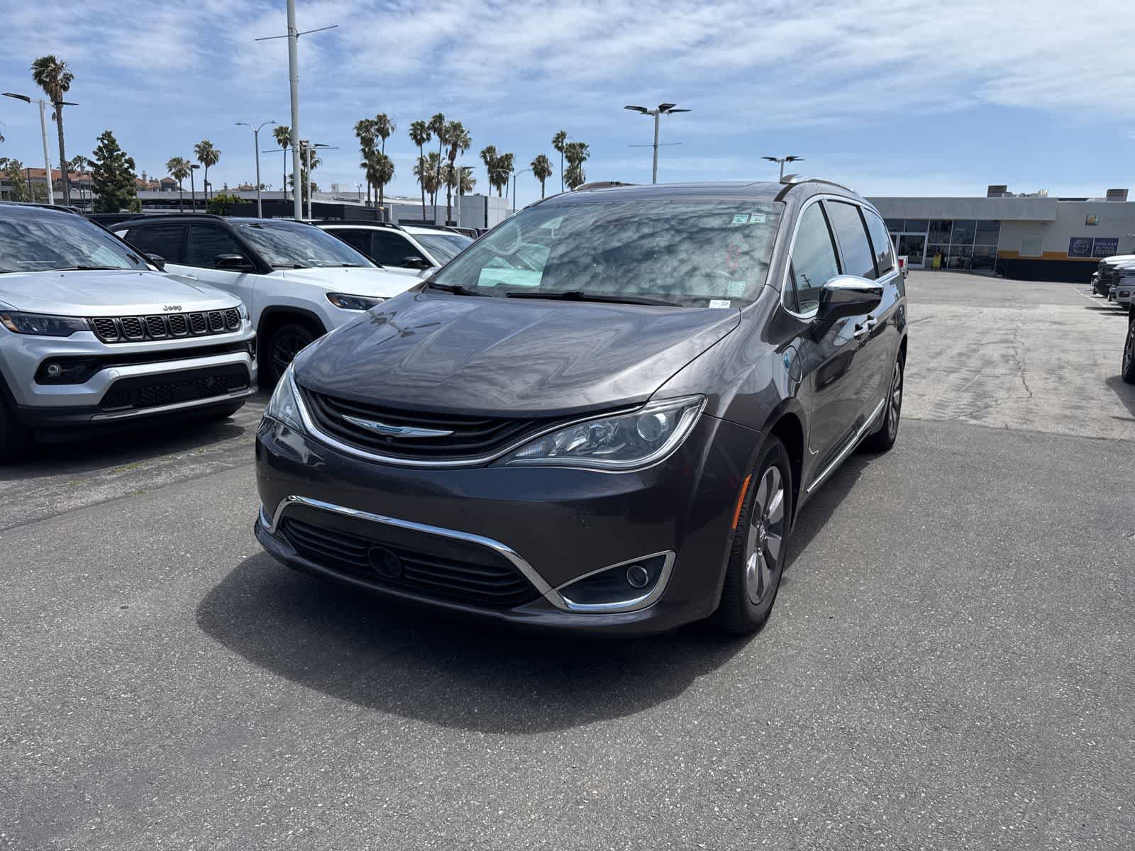 Used 2019 Chrysler Pacifica Limited w/ Advanced Safetytec Group FWD image 1