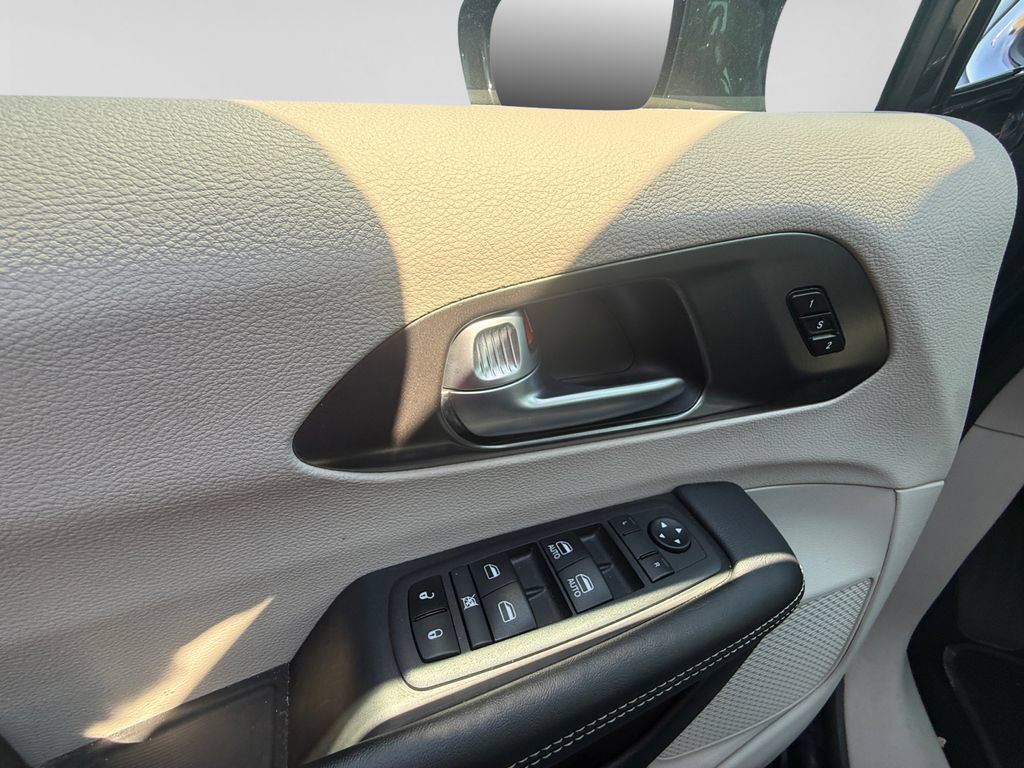 Used 2024 Chrysler Pacifica Touring-L FWD image 20