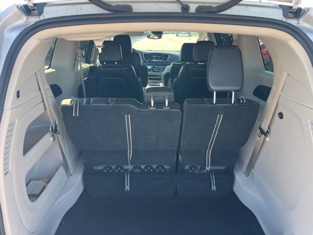 Used 2024 Chrysler Pacifica Touring-L FWD image 9