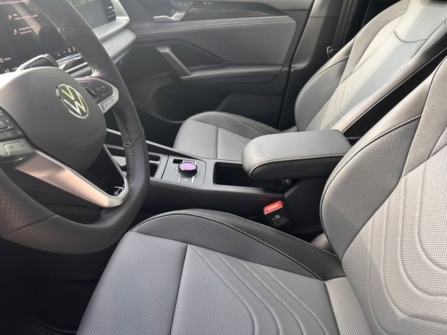 New 2026 Volkswagen Tiguan SE R-Line FWD image 9