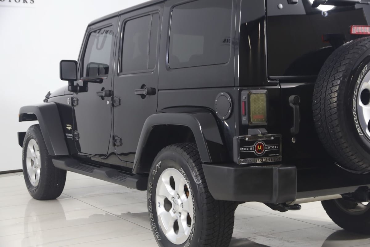 Used 2015 Jeep Wrangler Unlimited Sahara w/ Connectivity Group AWD/4WD image 21