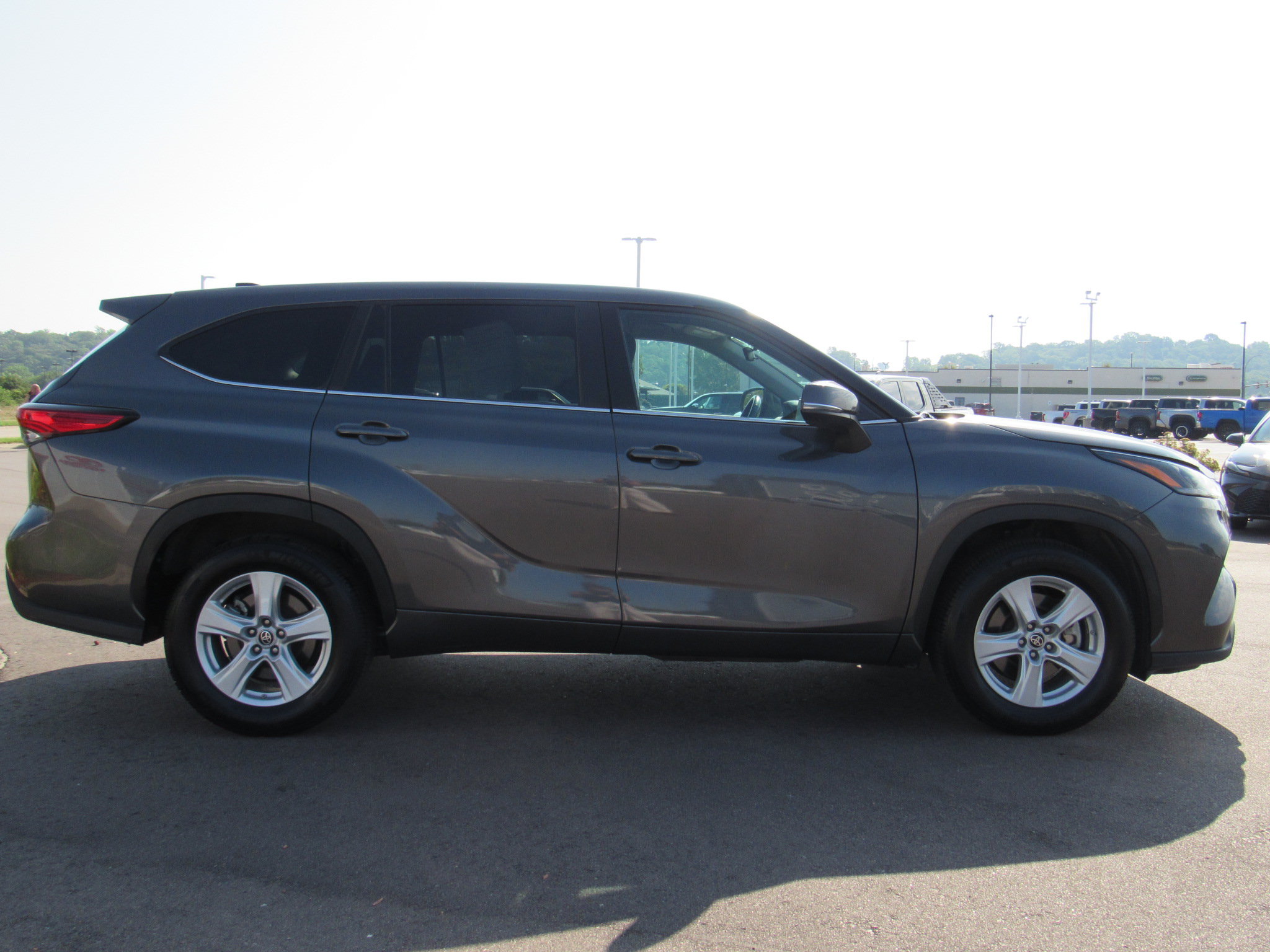 Used 2023 Toyota Highlander LE FWD image 5