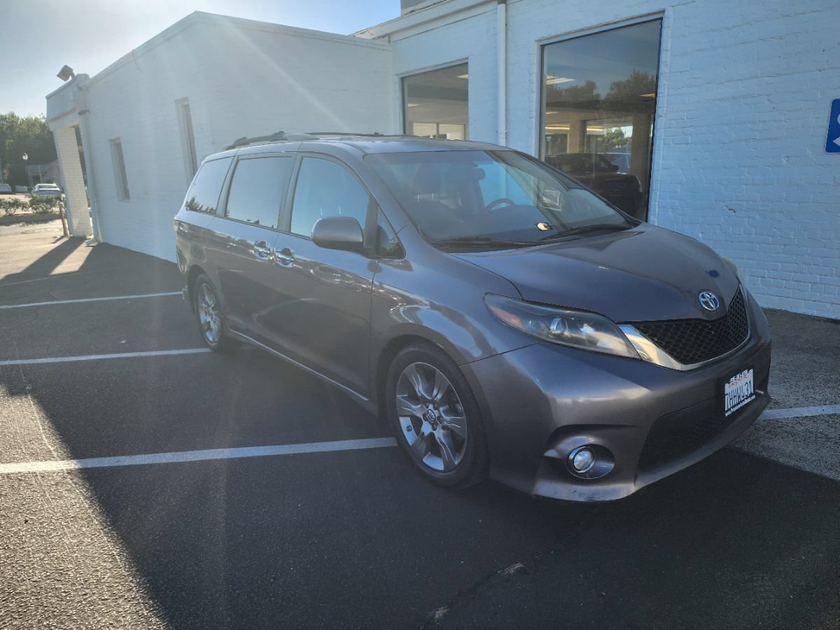 Used 2015 Toyota Sienna SE w/ SE Preferred Package FWD image 5