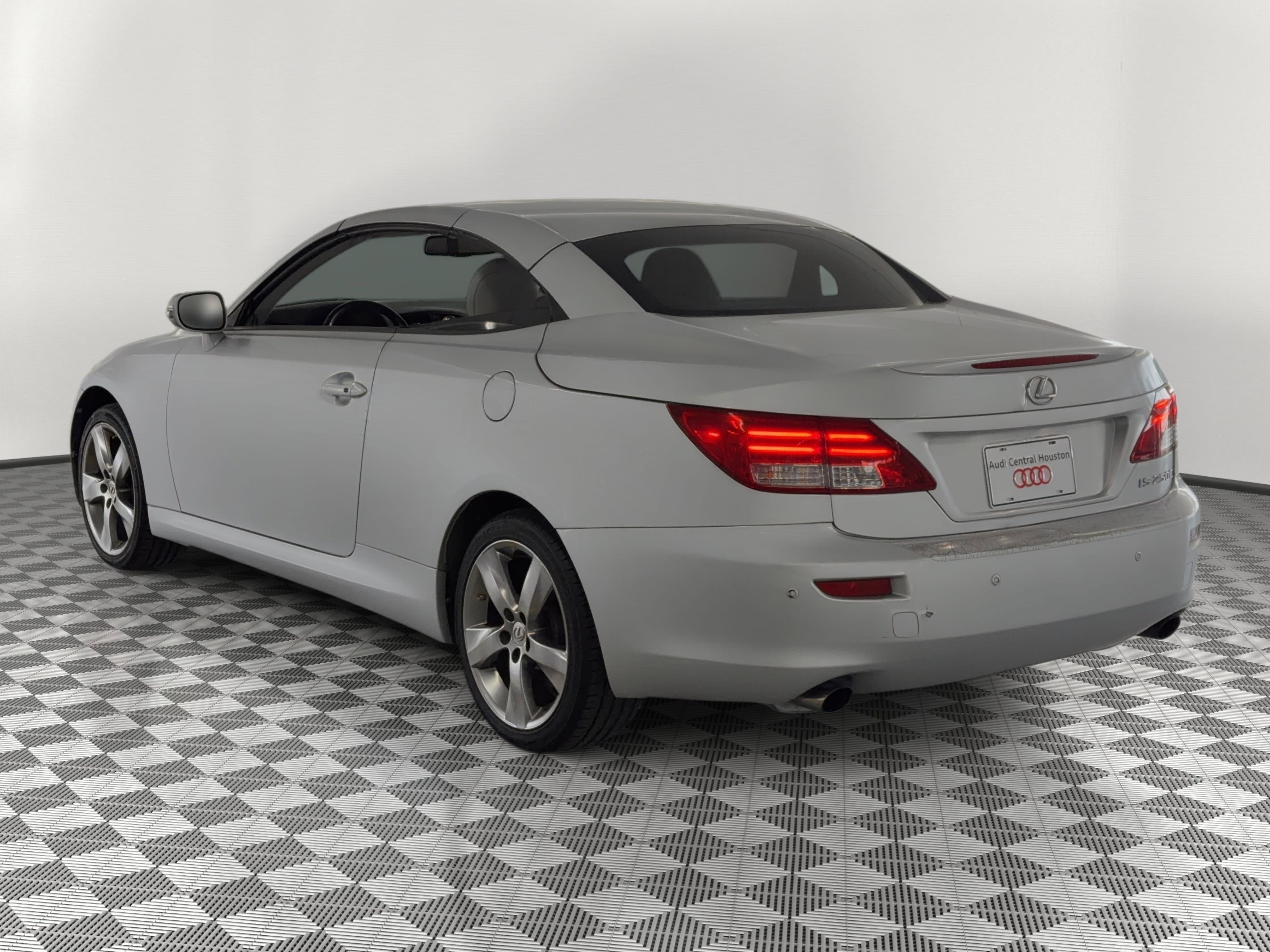 Used 2011 Lexus IS 250C w/ Luxury Pkg image 3