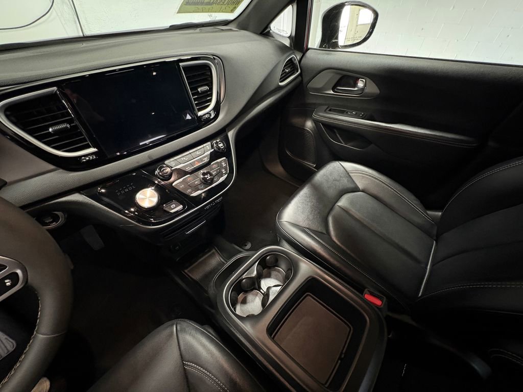 Used 2025 Chrysler Pacifica Select image 34