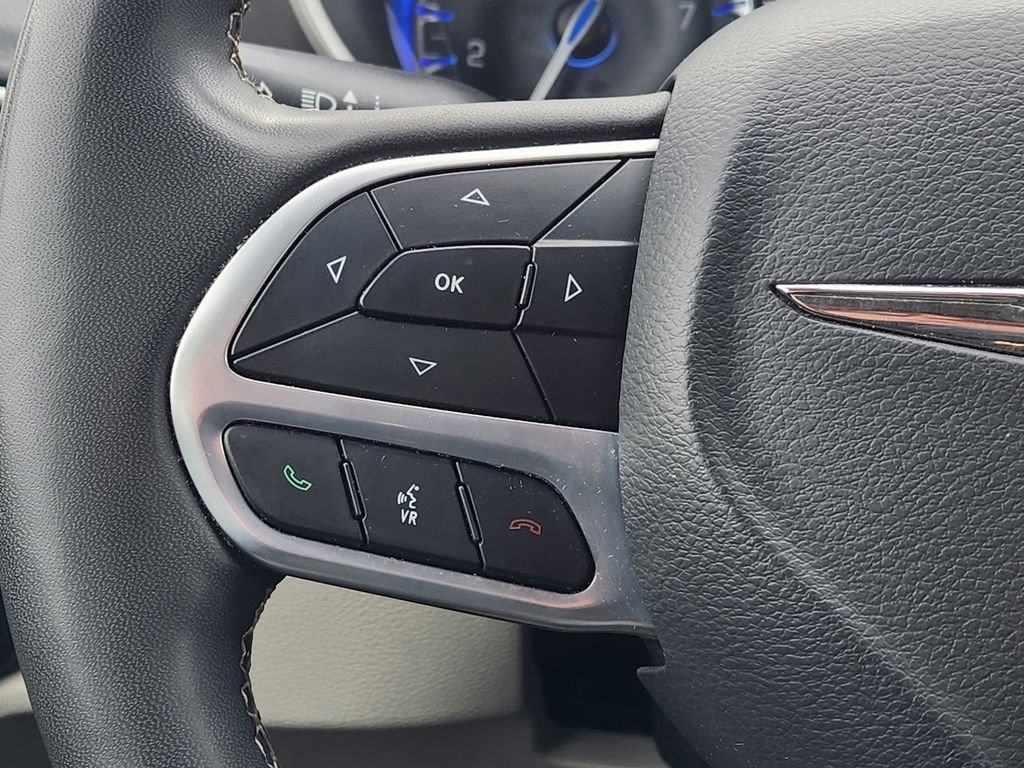 Used 2023 Chrysler Pacifica Touring-L image 28