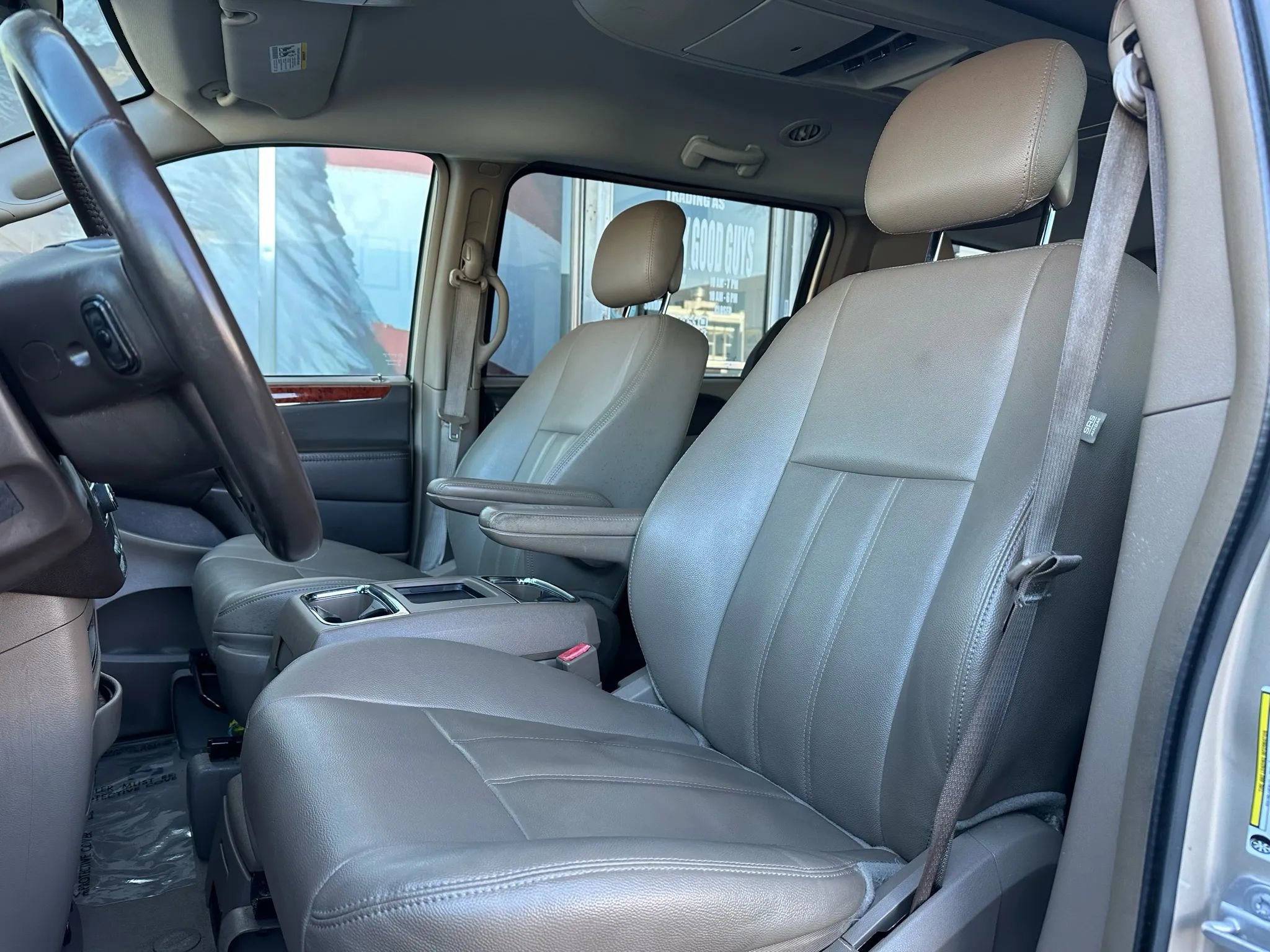 Used 2016 Chrysler Town & Country Touring FWD image 10