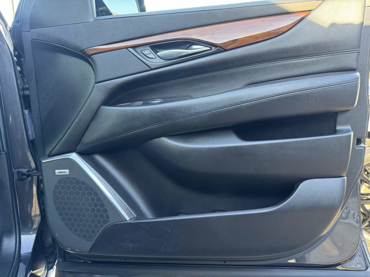 Used 2018 Cadillac Escalade Premium Luxury image 34