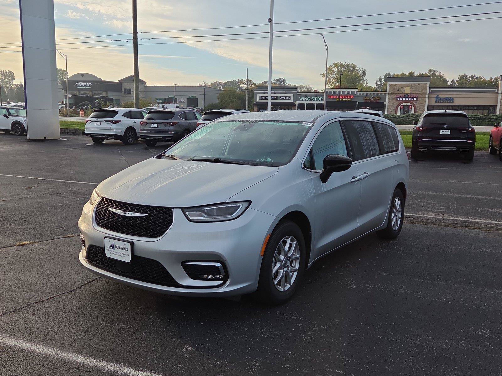 Used 2024 Chrysler Pacifica Touring-L FWD image 3