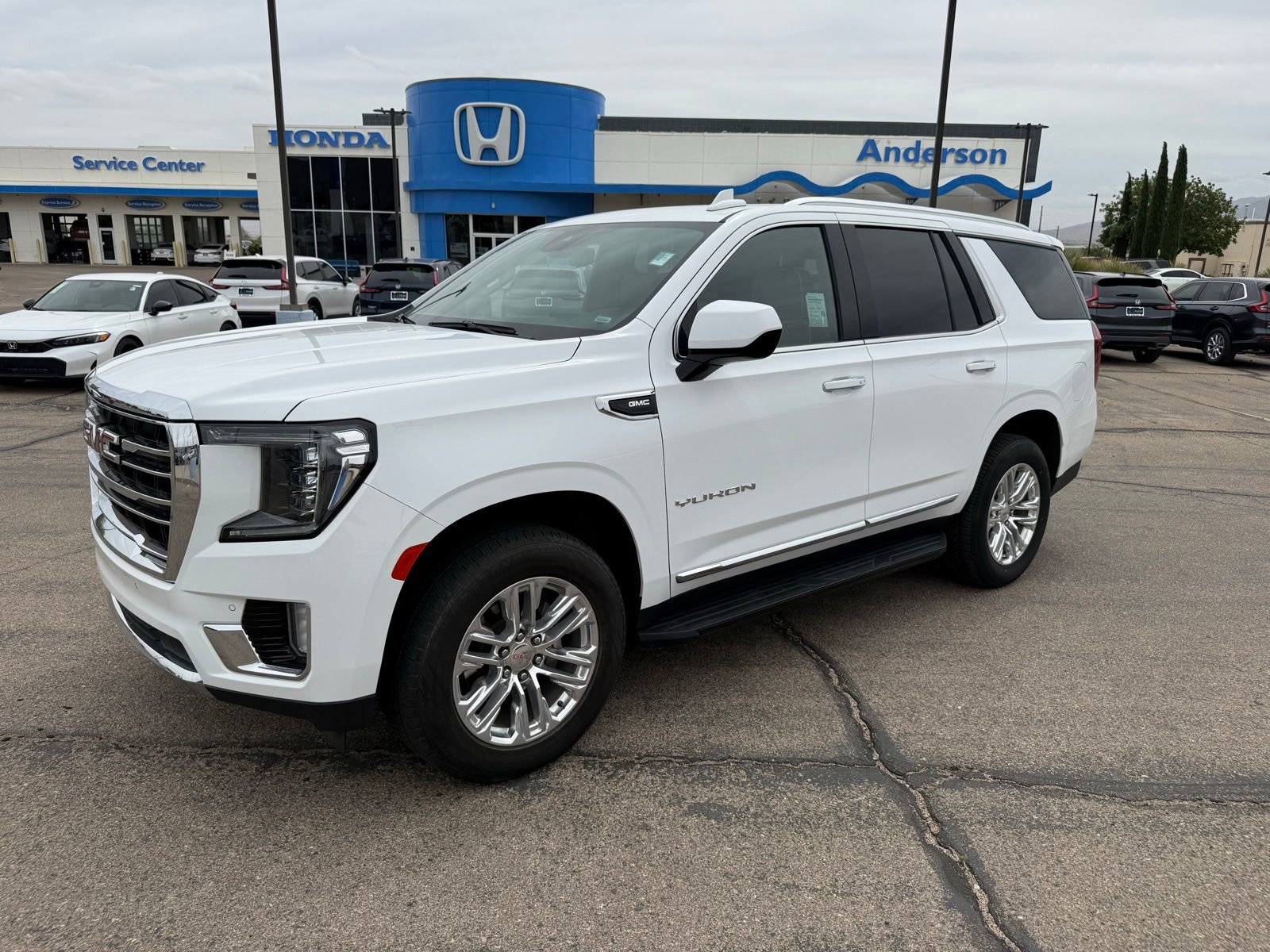 Used 2024 GMC Yukon SLT RWD image 1