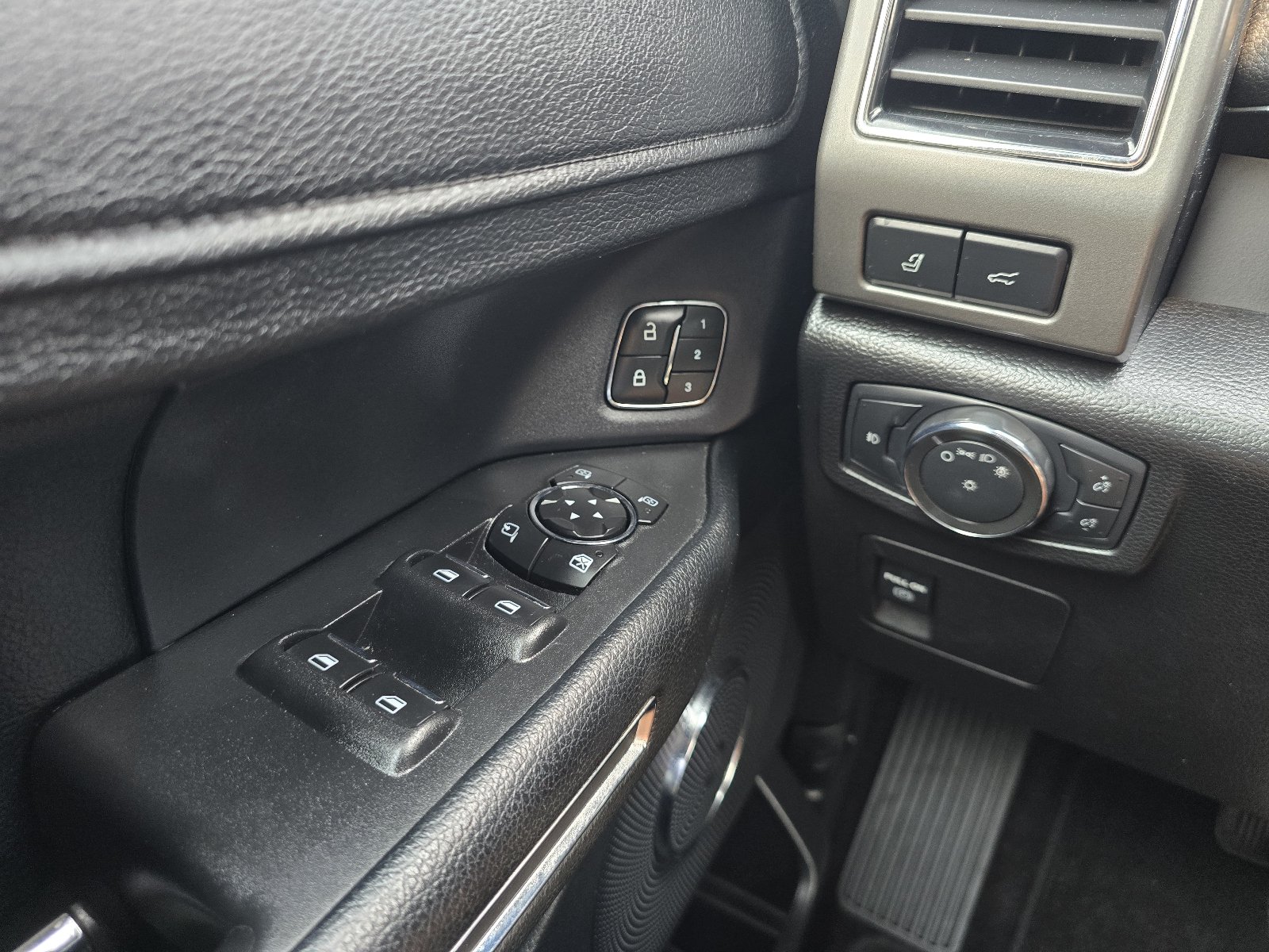 Used 2021 Ford Expedition XLT AWD/4WD image 23