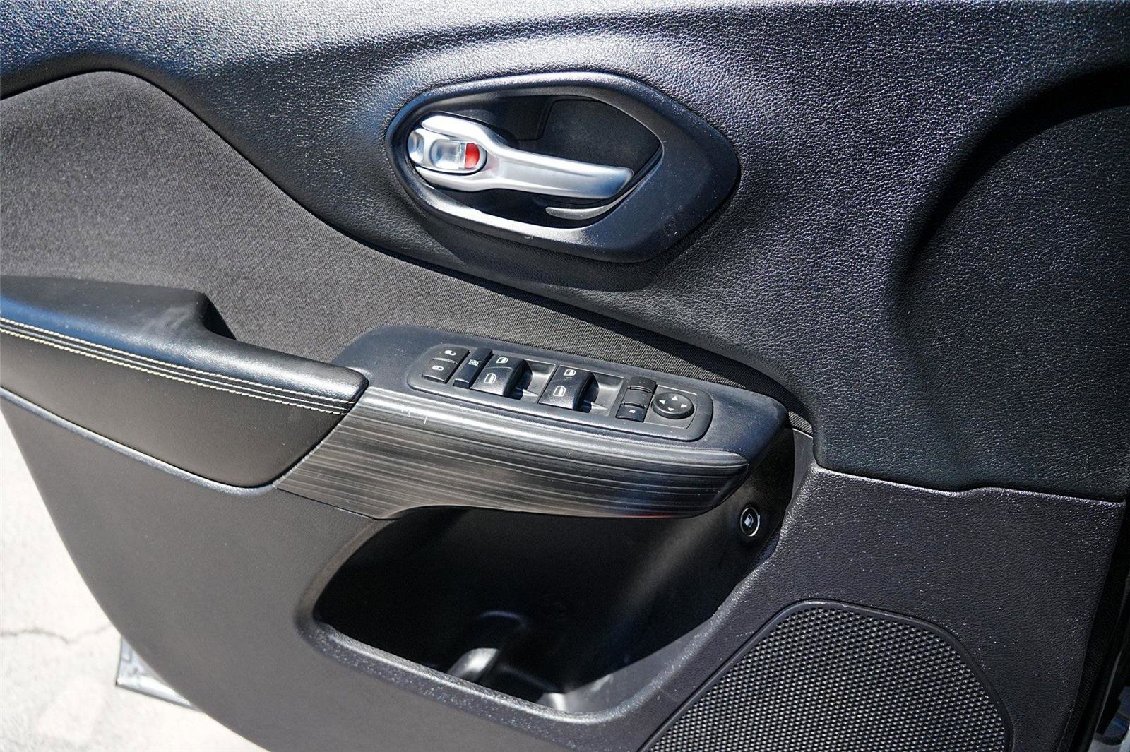 Used 2016 Jeep Cherokee Sport image 23