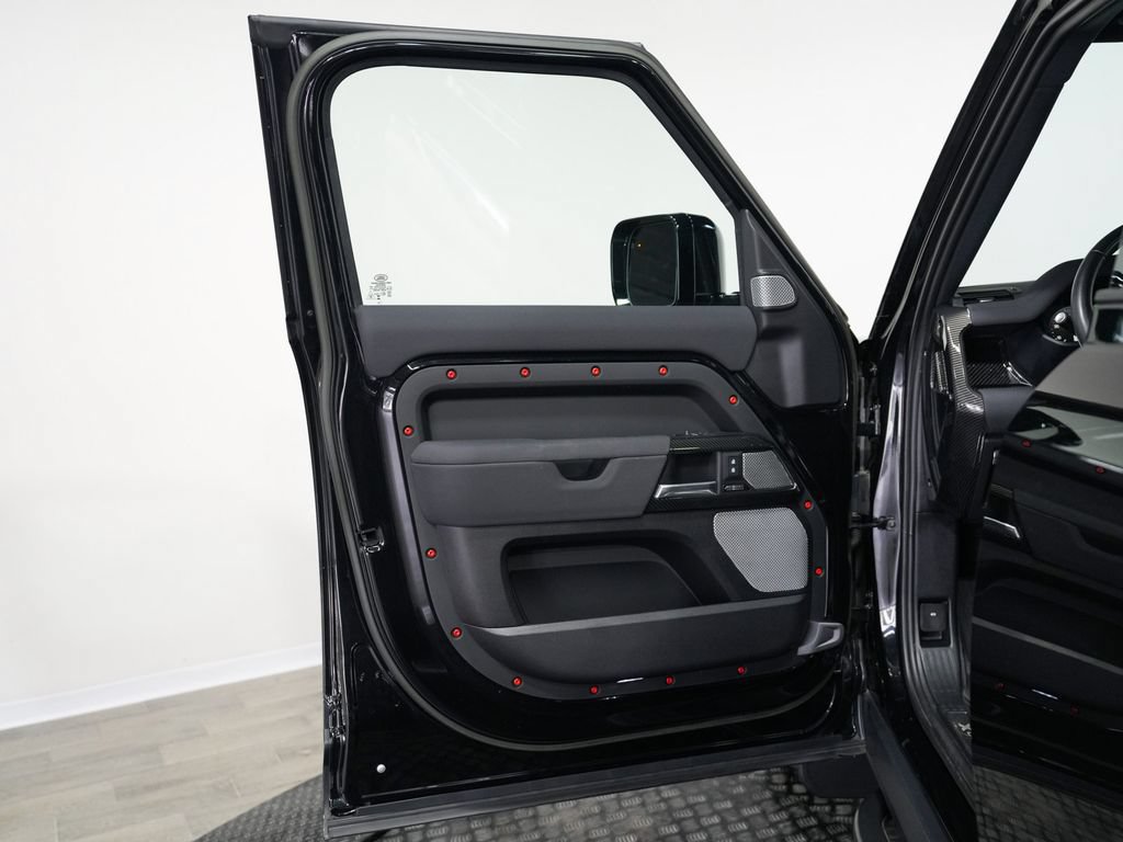Used 2023 Land Rover Defender 130 X-Dynamic SE AWD/4WD image 10
