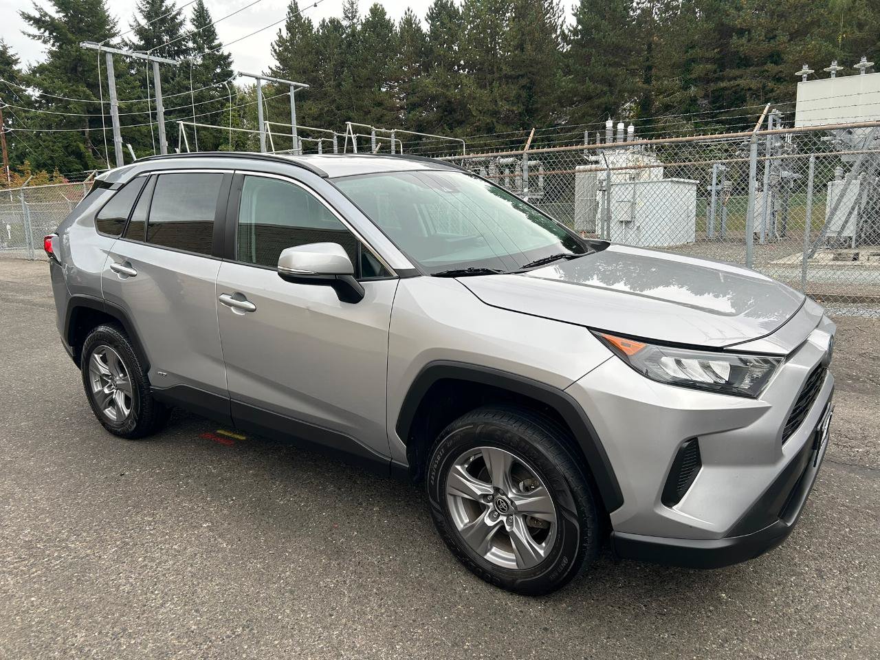 Used 2022 Toyota RAV4 LE AWD/4WD image 3