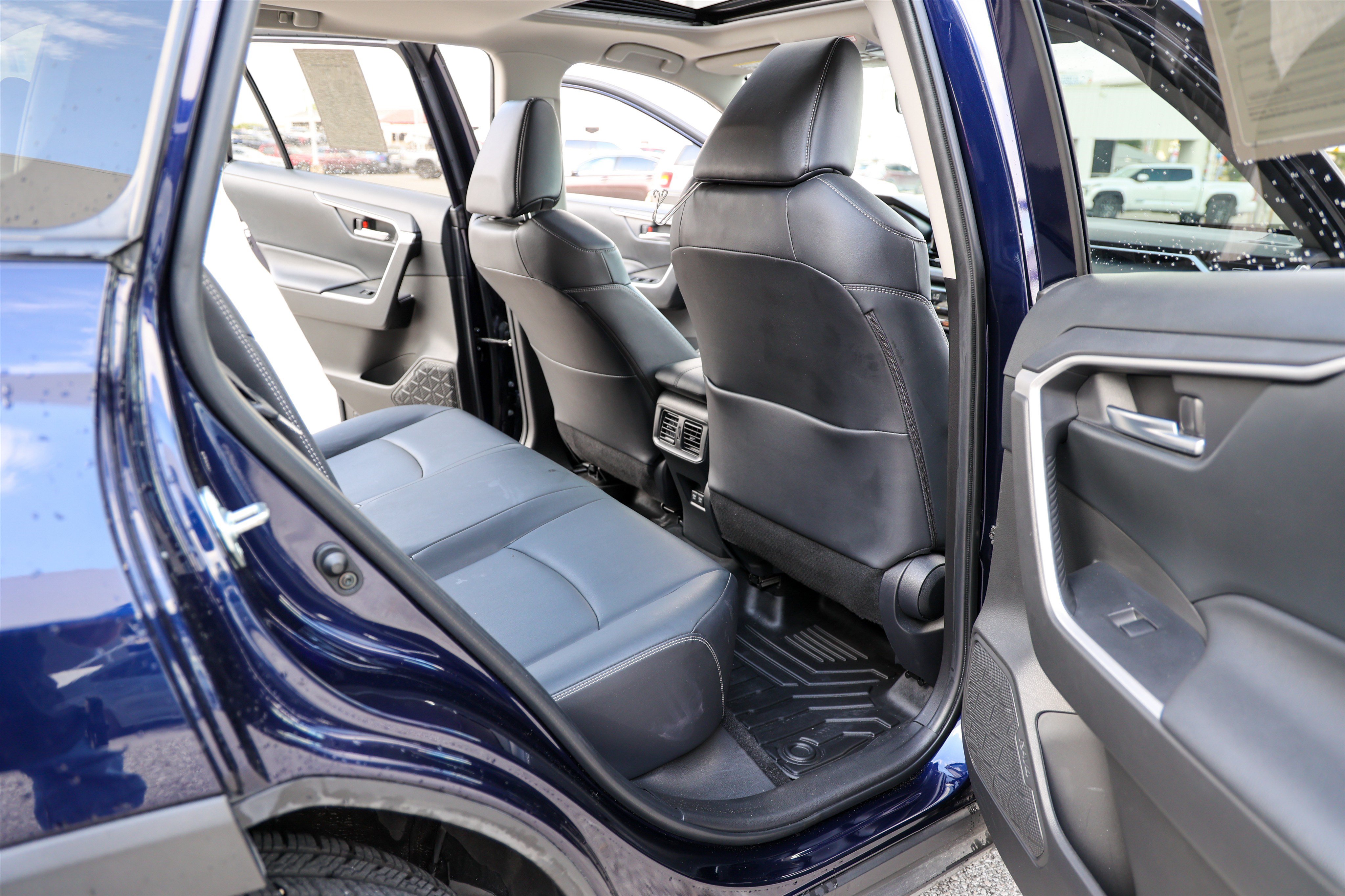 Used 2020 Toyota RAV4 XLE Premium FWD image 40