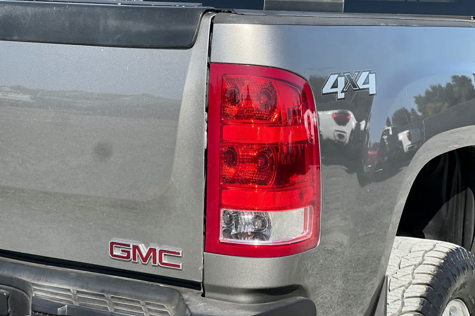 Used 2014 GMC Sierra 2500 SLT w/ SLT Convenience Package AWD/4WD image 32