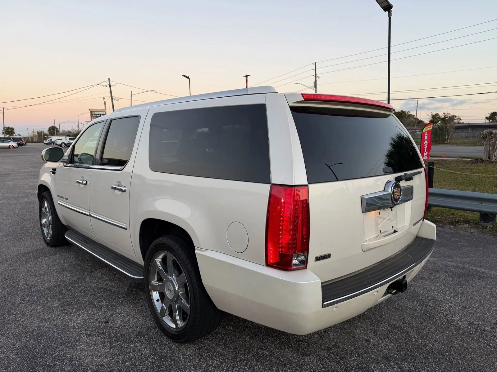 Used 2011 Cadillac Escalade ESV Luxury image 3