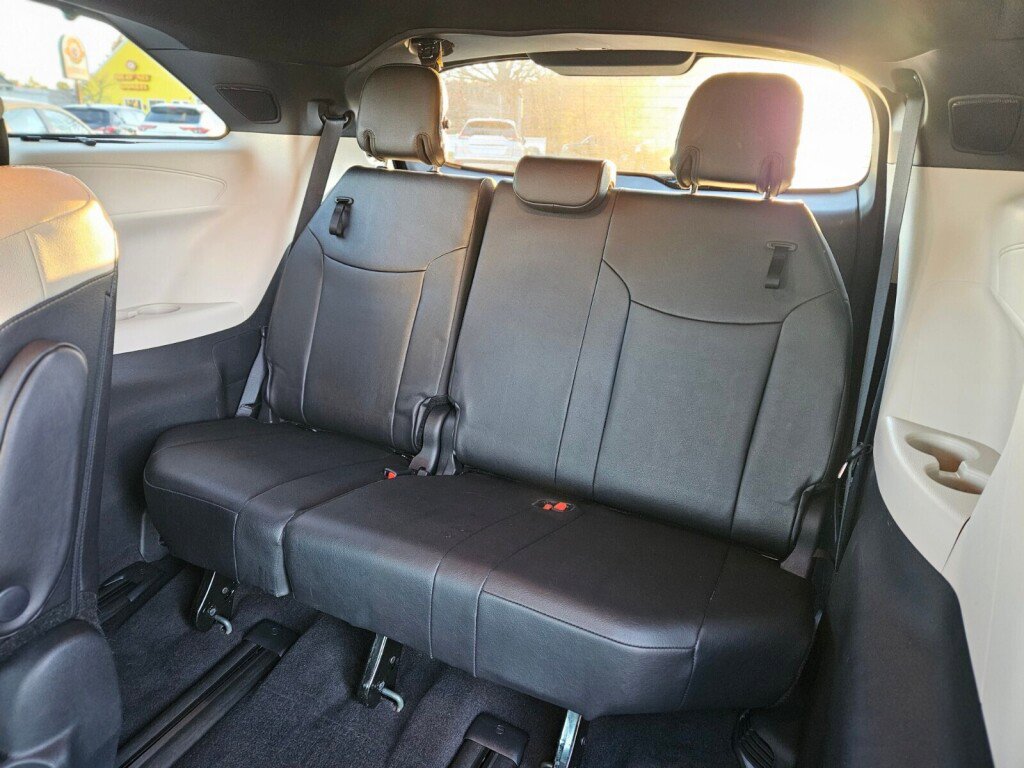 Used 2025 Toyota Sienna Platinum image 13