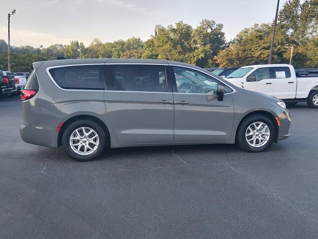 Used 2023 Chrysler Pacifica Touring-L FWD image 3