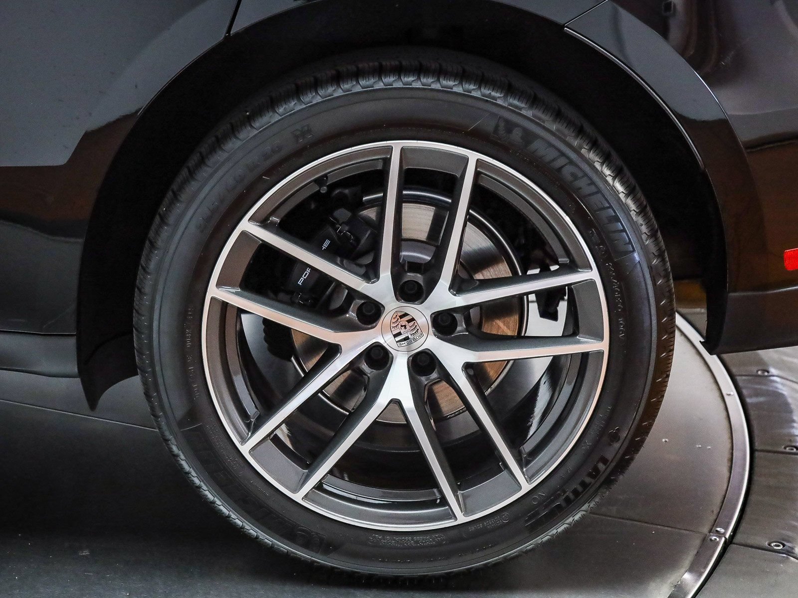 Certified 2025 Porsche Macan AWD/4WD image 9
