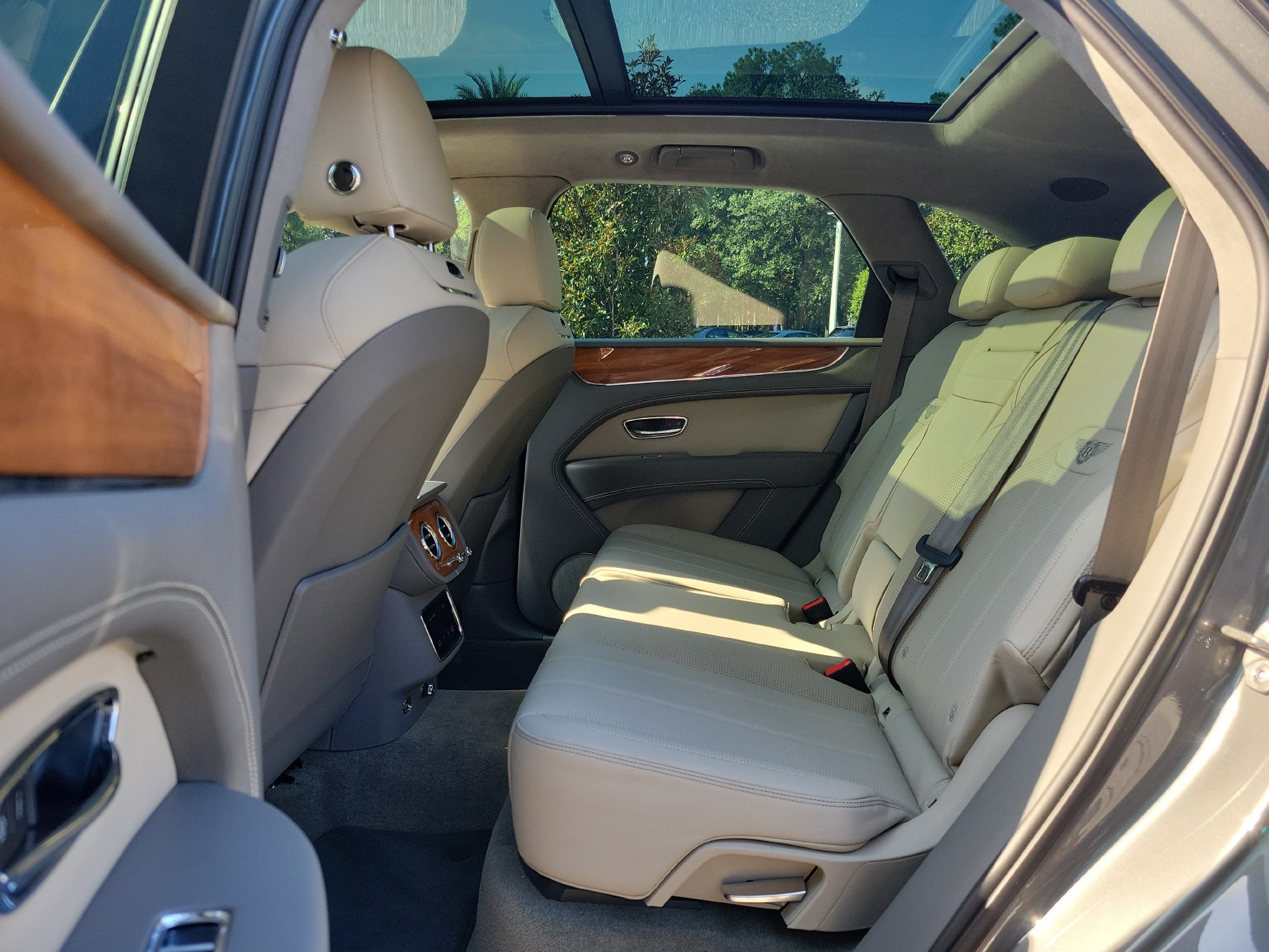 Certified 2023 Bentley Bentayga Plug-In Hybrid AWD/4WD image 20