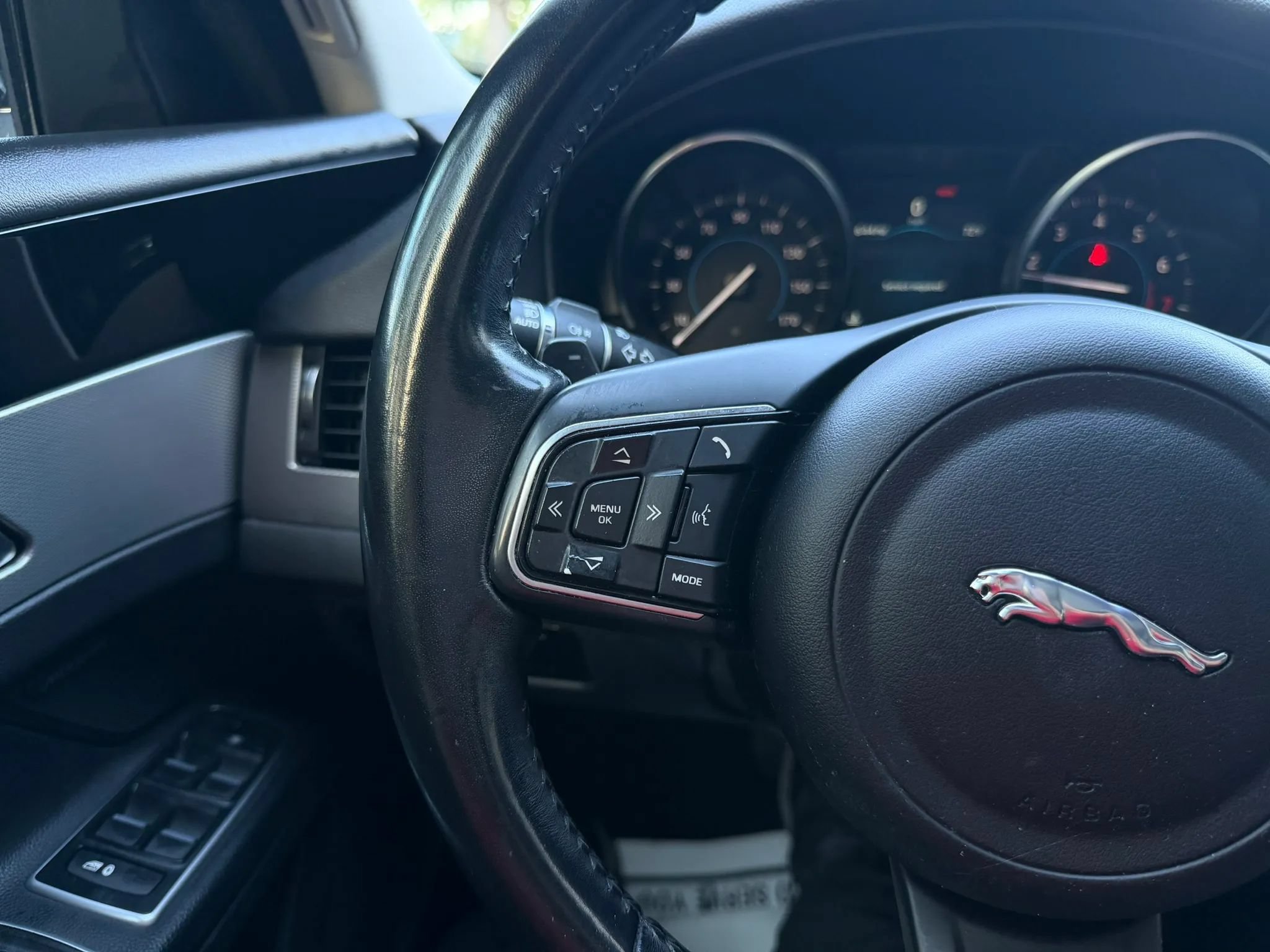 Used 2018 Jaguar XF AWD image 24