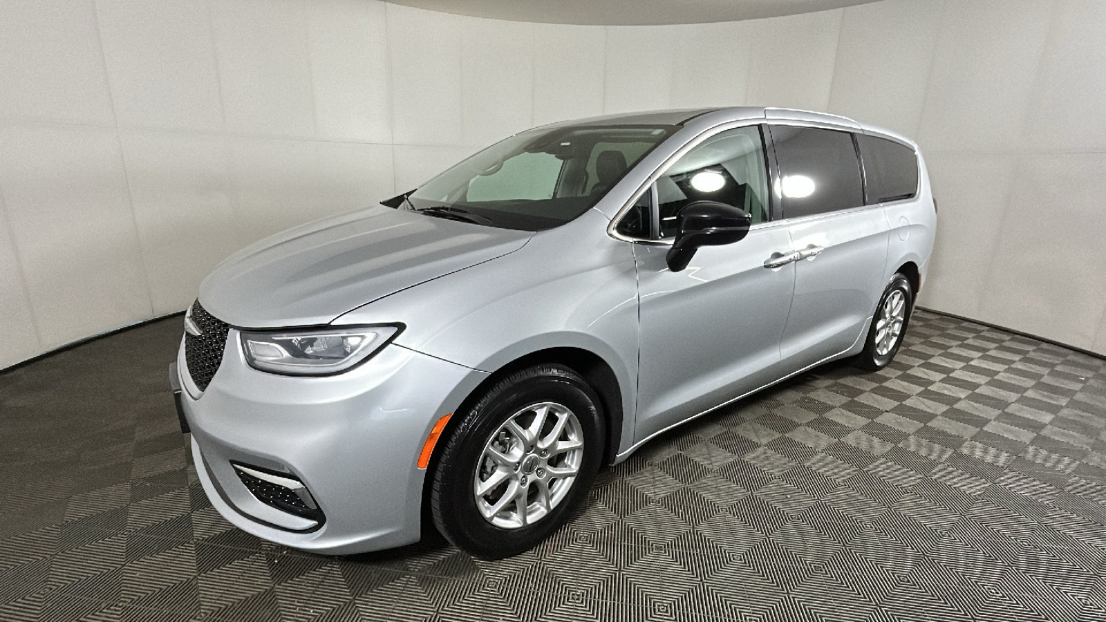 Used 2024 Chrysler Pacifica Touring-L FWD image 7